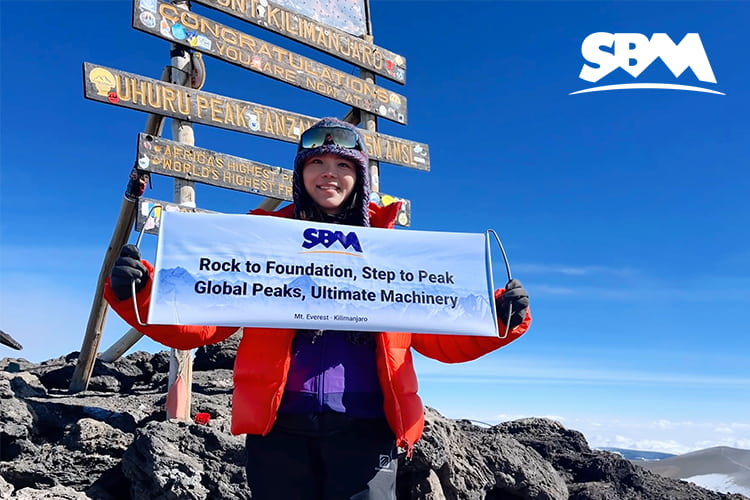 Le drapeau de SBM flotte au sommet du mont Kilimandjaro, le « toit de l’Afrique »